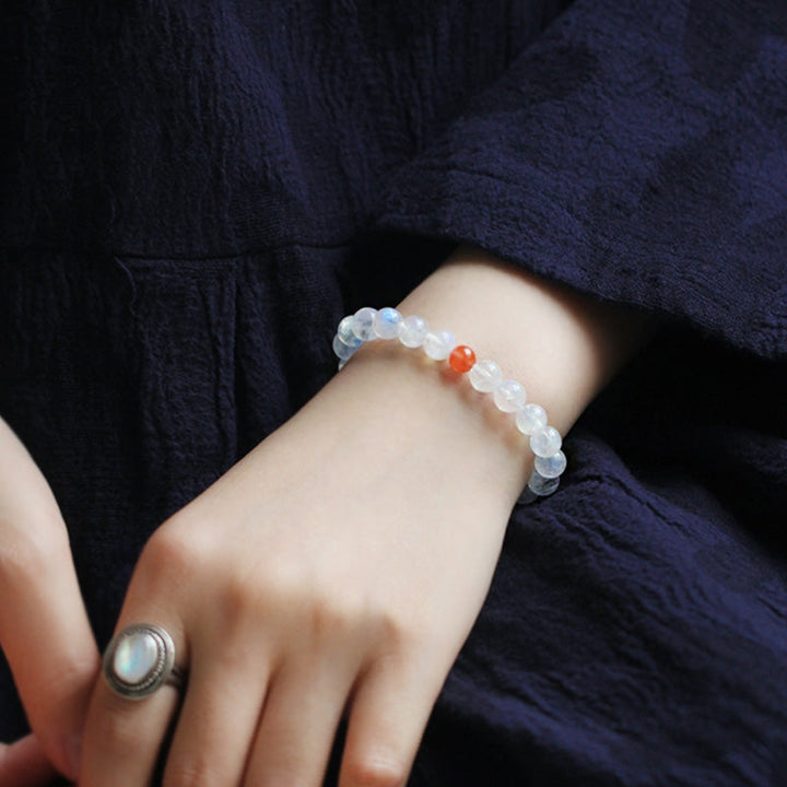 Mondstein Armband mit rotem Achat Stein am Handgelenk getragen
