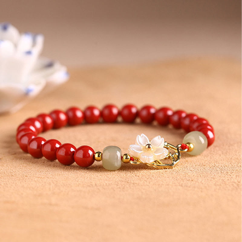Armband Zinnober Jade – Segen mit roten Perlen und Blütenschmuck
