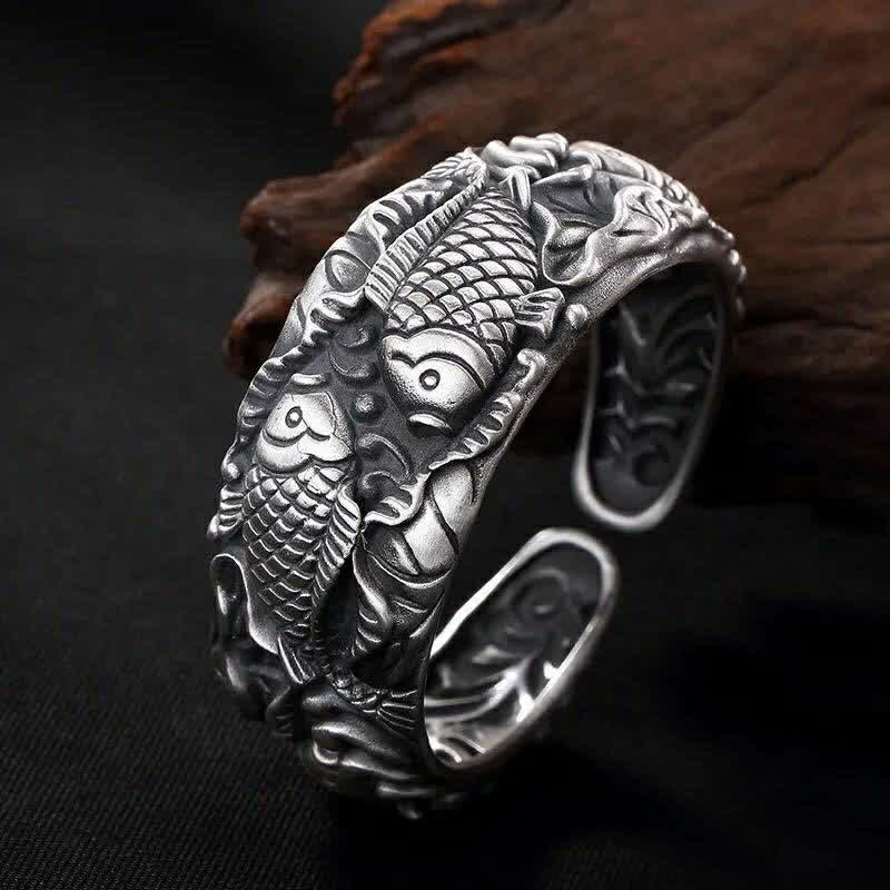 Silbernes Koi Fisch Armband mit detailliertem Relief Design elegant.