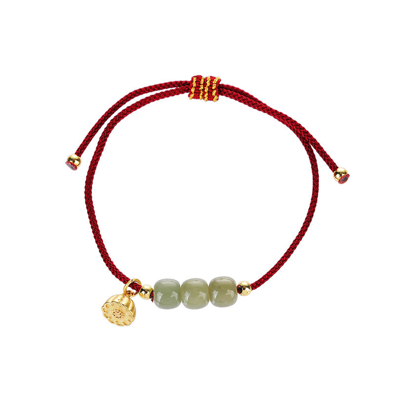 Armband Jade Lotus mit roten Kordeln und goldenen Perlen Handgelenk.