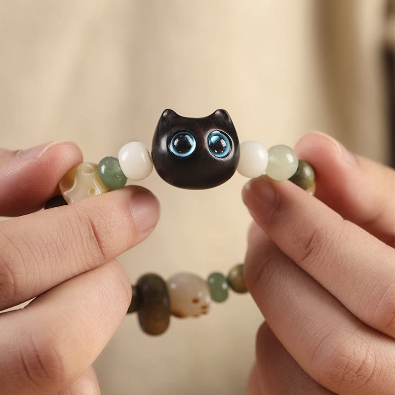 Schwarzes Katzen-Armband Sandelholz Bodhi Perlen elastisch Handgelenk getragen