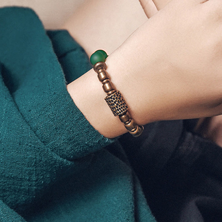 Armband Grüner Stein Kupfer am Handgelenk getragen elegant natürlich