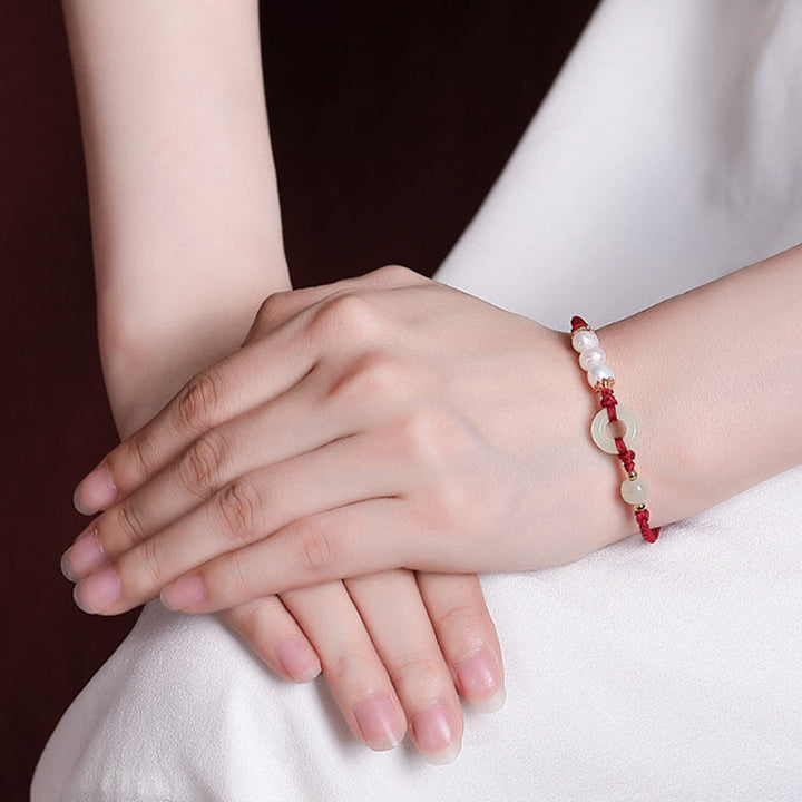 Armband 925 Silber Perle – Glück & Frieden mit roten Steinen elegant getragen
