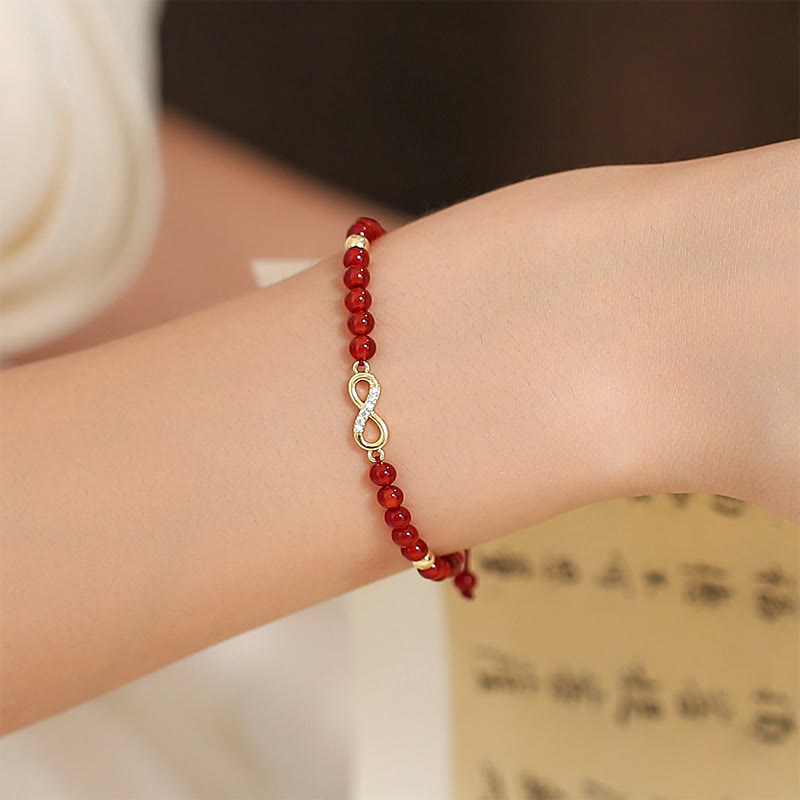 Armband Roter Achat mit Unendlichkeit Symbol elegant getragen