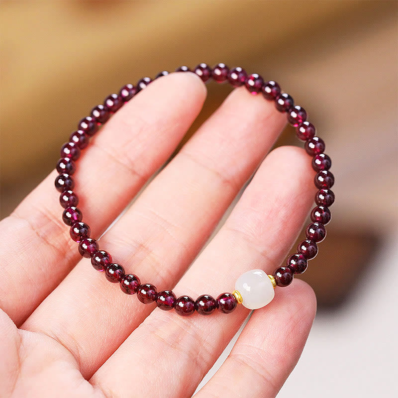 Armband Granat Jade Katze am Handgelenk, rote Granatkugeln mit weißer Jade Auge