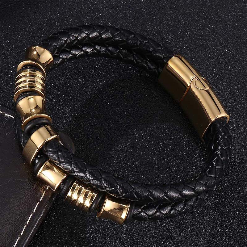 Schwarzes Leder Weave Armband mit goldenen Verschlüssen Flat Lay