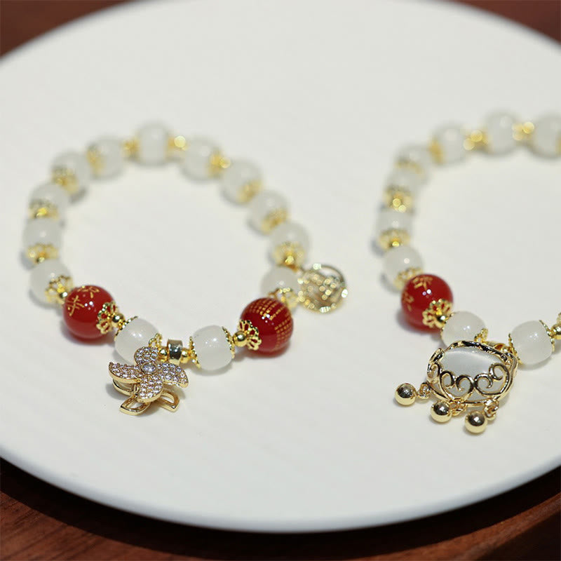 Armband Fu-Zeichen – Segen mit weißen Perlen und roten Akzenten goldene Charms