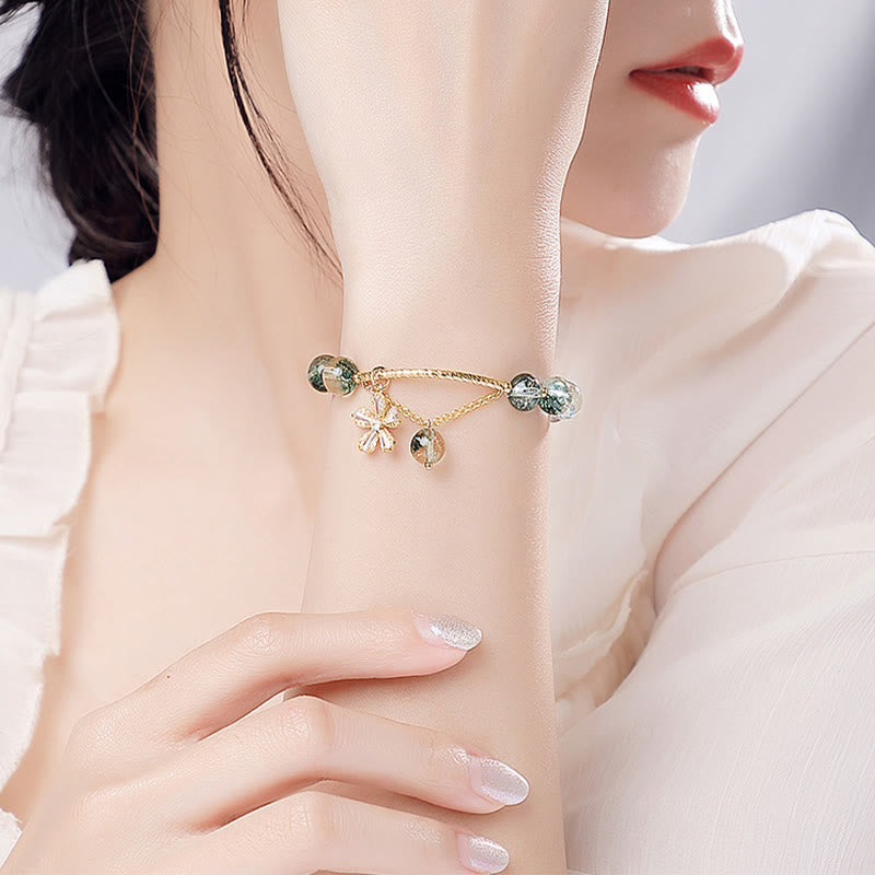 Armband Grün Phantom Kristall Selbstvertrauen am Handgelenk getragen elegante Frau