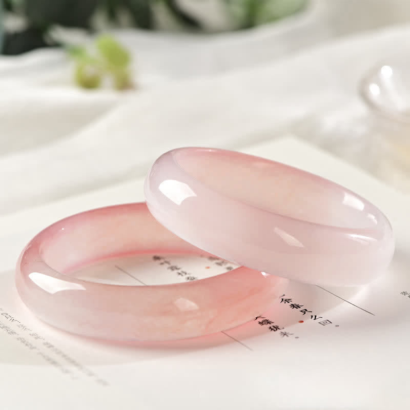 Zwei rosa Jade Armbänder Armreif auf weißem Hintergrund Flat Lay