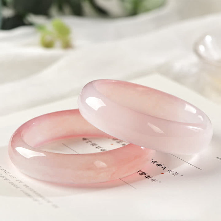Zwei rosa Jade Armbänder Armreif auf weißem Hintergrund Flat Lay