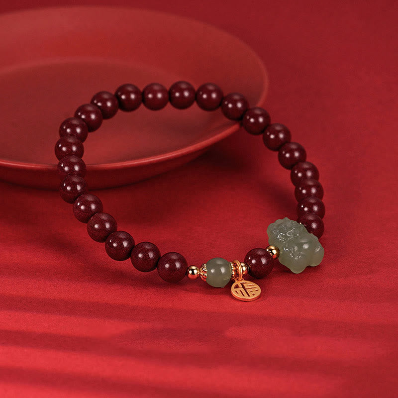 Rotes Armband mit Granaten und Jade-Anhänger elastisch getragen