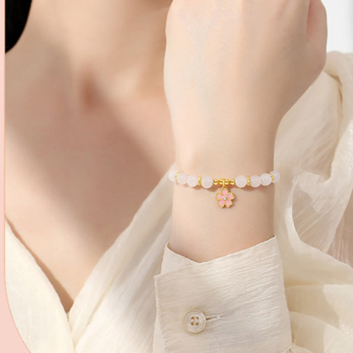 Armband 925 Silber weiße Jade Blütenanhänger elegant am Handgelenk getragen