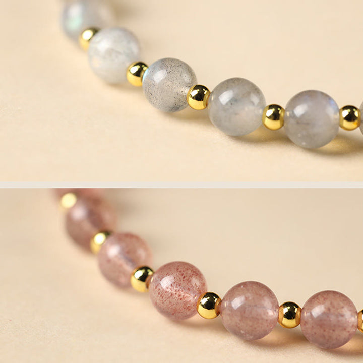 Armband Labradorit Erdbeerquarz goldene Perlen Naturstein elastisch elegant.