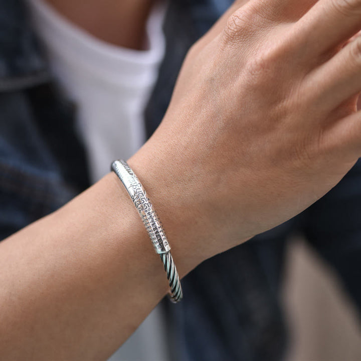 Silbernes Armband Om Mani Padme Hum Herzsutra am Handgelenk getragen elegant