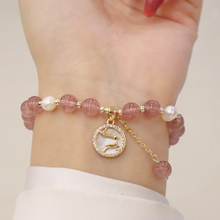 Armband Erdbeerquarz Perle Fu-Zeichen Heilung elegant am Handgelenk getragen
