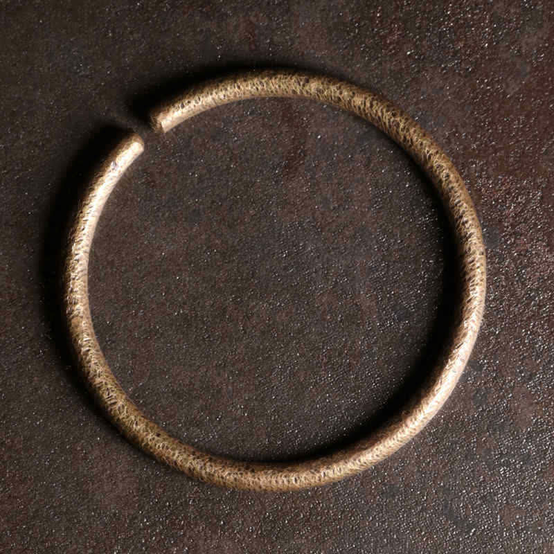Armband Kupfer – Balance Harmonie glänzend poliert auf dunklem Hintergrund