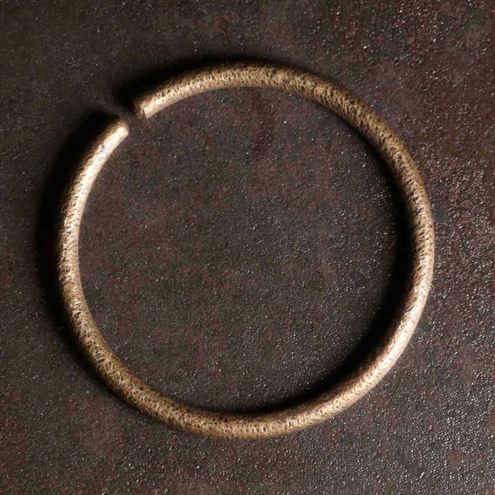 Armband Kupfer – Balance Harmonie glänzend poliert auf dunklem Hintergrund