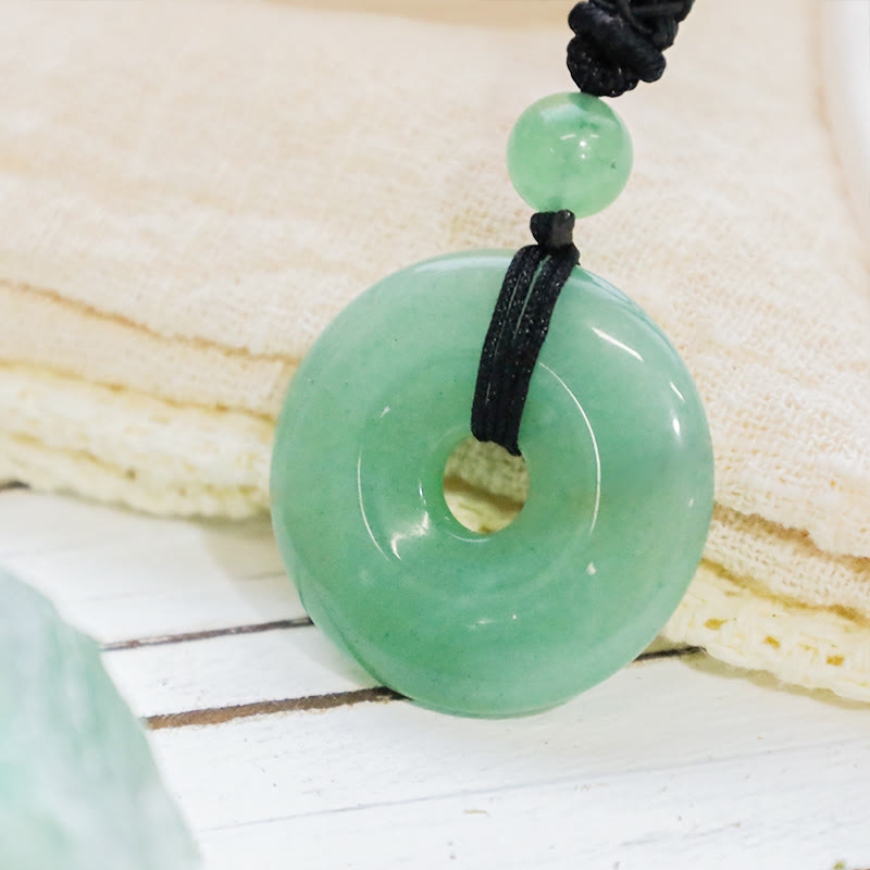 Grüne Jade Donut Anhänger Kette mit schwarzem Seidenband Naturstein