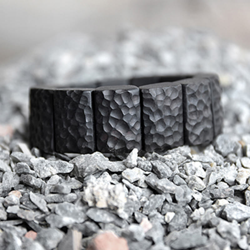 Armband Ebenholz Paar Frieden schwarzer Stein gehämmert Textur.