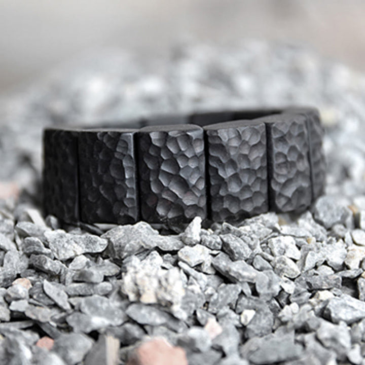 Armband Ebenholz Paar Frieden schwarzer Stein gehämmert Textur.