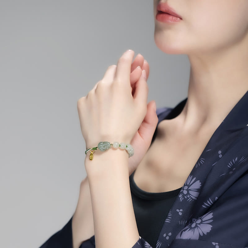 Jade Armband mit Fu-Zeichen am Handgelenk getragen elegante Harmonie