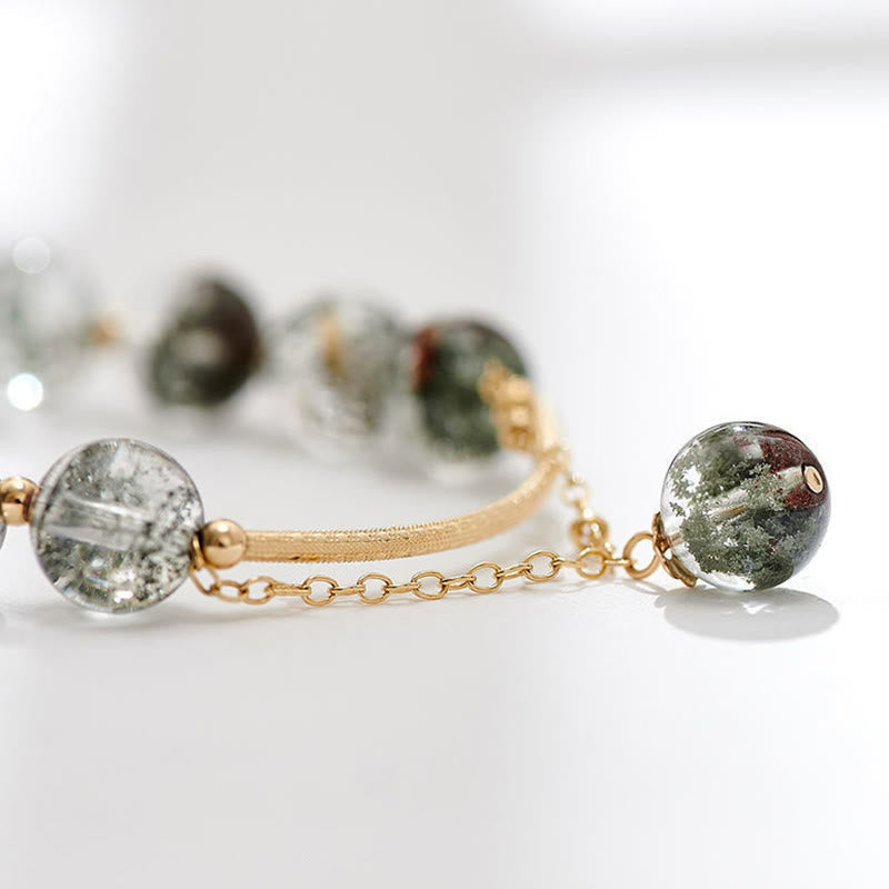 Armband Grün Phantom Kristall Selbstvertrauen auf weißem Hintergrund elegant präsentiert