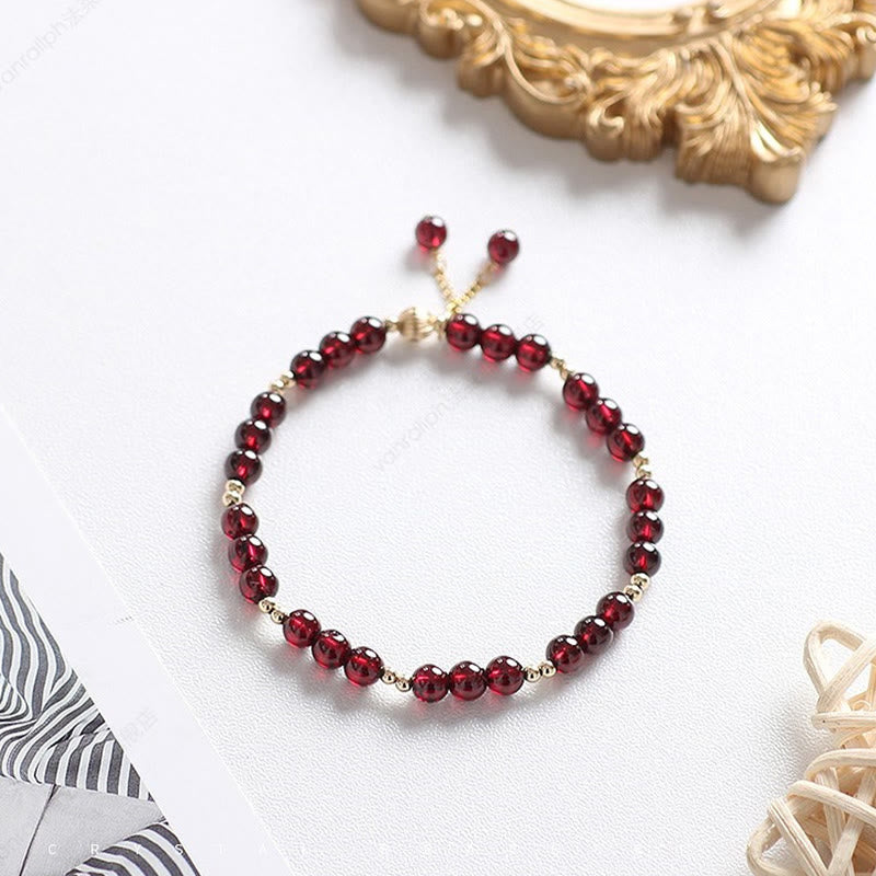 Armband Granat – Ruhe rotes Naturstein Perlenarmband Flatlays Dekoration
