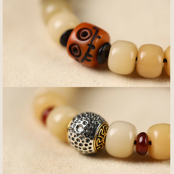 Bodhi Om Mani Padme Hum Armband mit Perlen und Metallverzierungen elegante Komposition