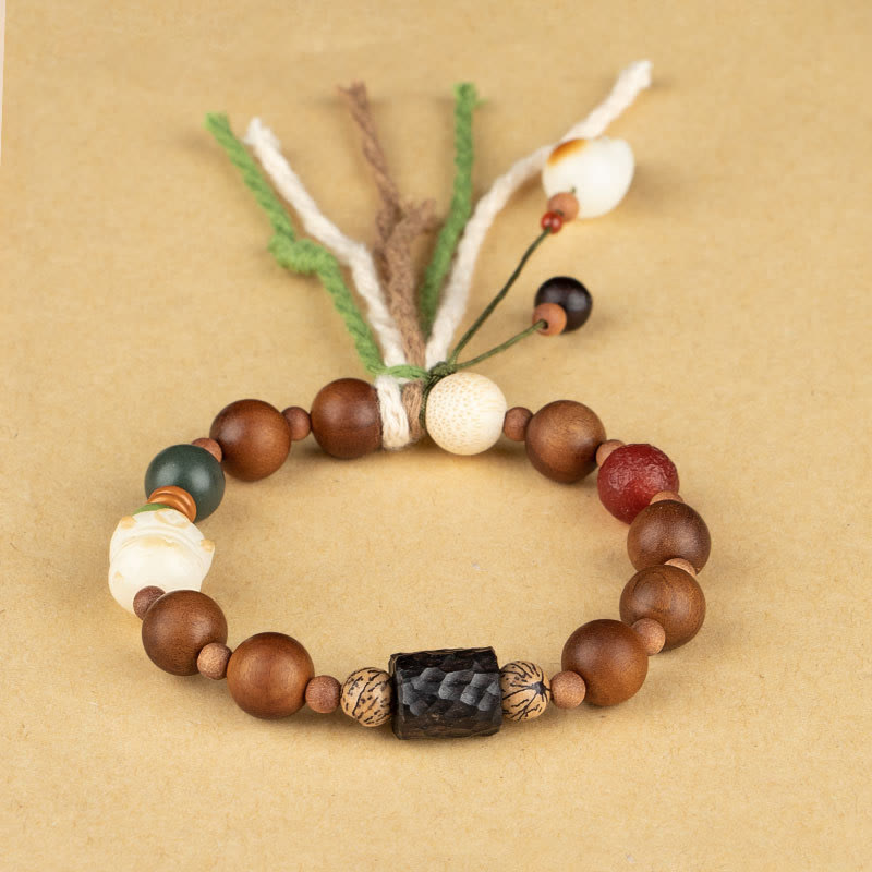 Armband Bodhi Katze – Schutz braun weiß Naturstein elastisch getragen