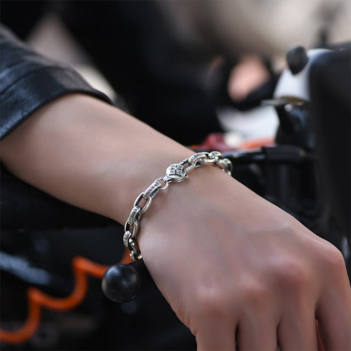 Silbernes Armband Kupfer Om Mani Padme Hum am Handgelenk getragen