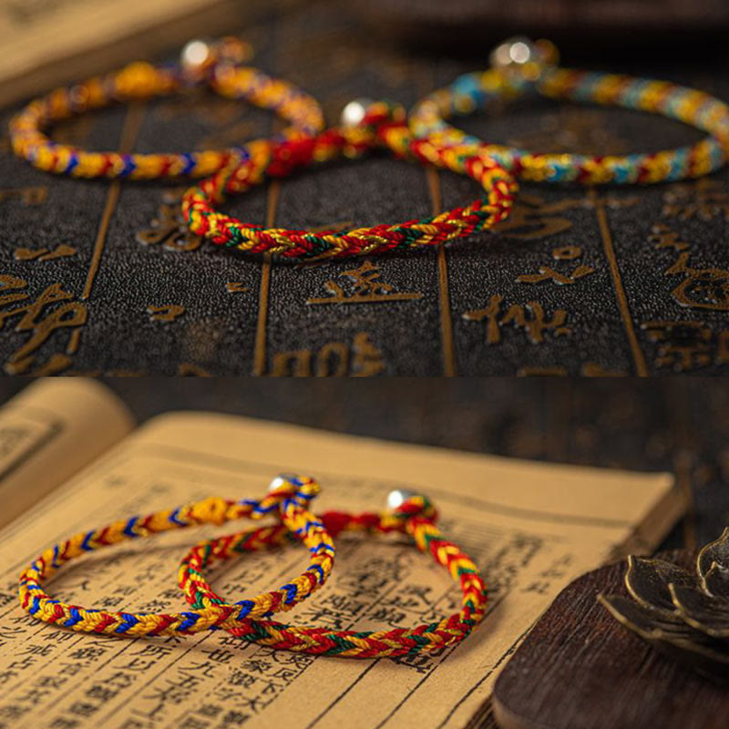 Bunte Glücksbänder Armband – Glück & Erfolg auf chinesischem Buch Flat Lay