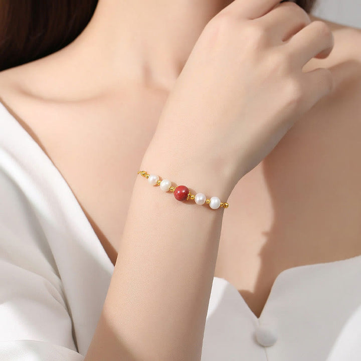 Armband 925 Silber Zinnober Heilung mit Perlen elegant am Handgelenk getragen