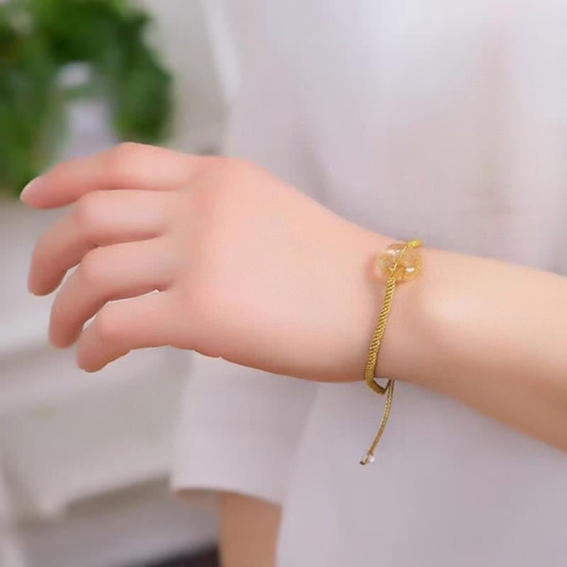 Armband Citrin – Frieden & Glück goldfarben am Handgelenk Kind getragen.