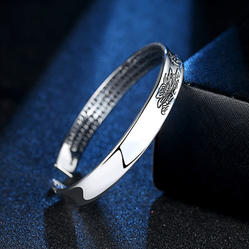 Armband Kupfer Herzsutra Frieden am Handgelenk silberfarben elegant getragen