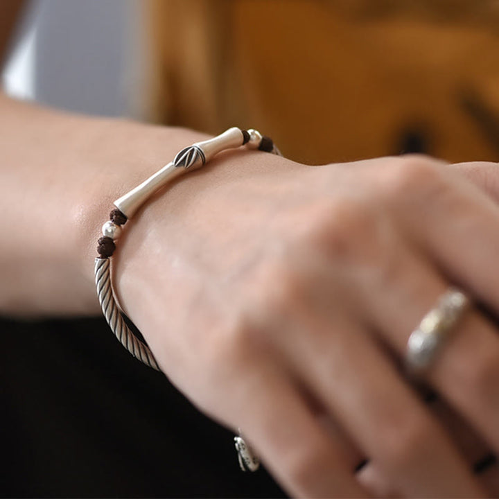 Silbernes Bambus Armband 925 mit Perlen elegant am Handgelenk getragen