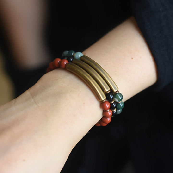 Armband Schwarzer Obsidian Kristall Paar am Handgelenk mit roten und grünen Steinen