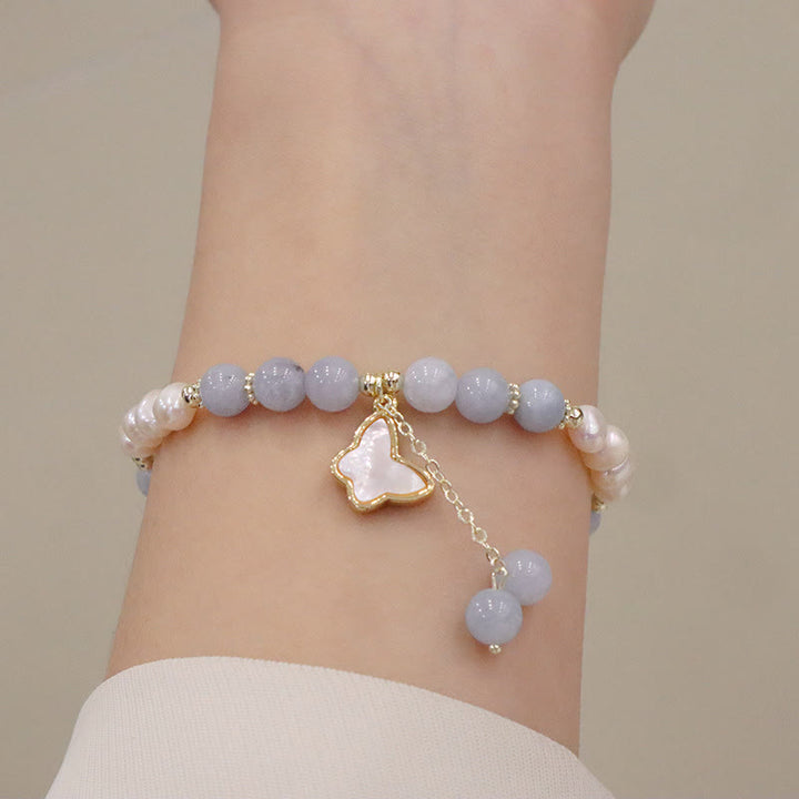 Armband Aquamarin Perle Schmetterling Heilung elegant am Handgelenk getragen