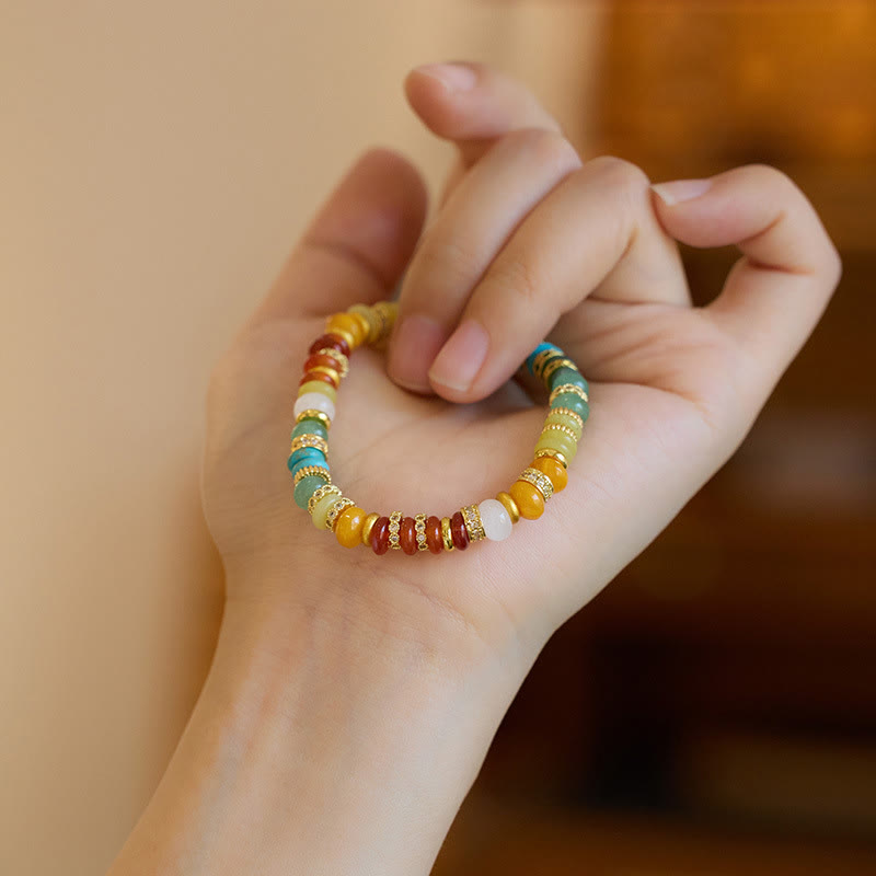 Armband Roter Achat Jade mit bunten Perlen an Hand getragen