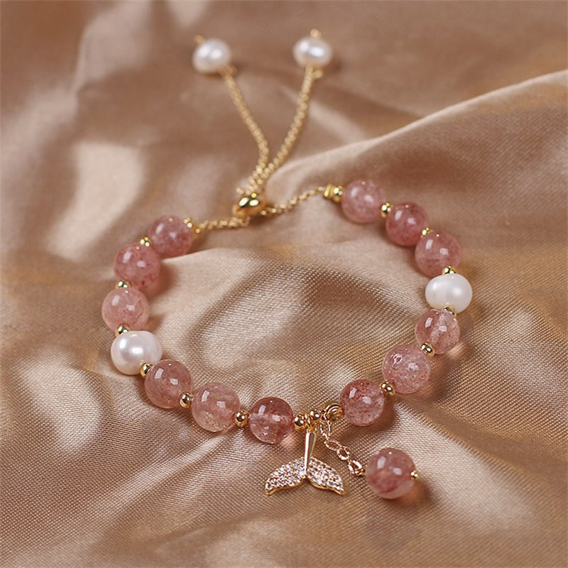 Armband Erdbeerquarz mit Perlen und Fischschwanz Charm elegant.