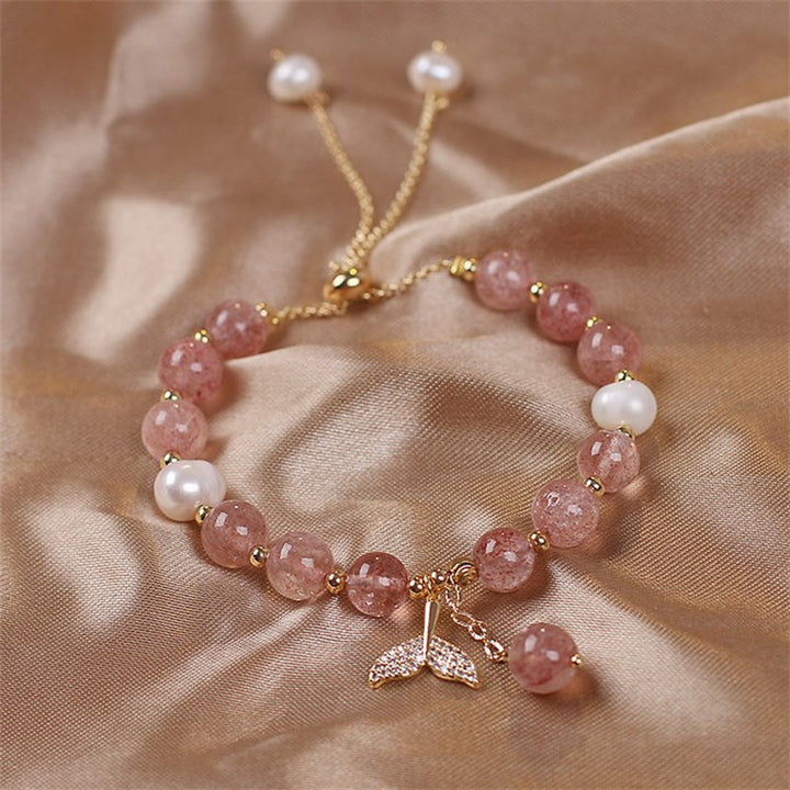 Armband Erdbeerquarz mit Perlen und Fischschwanz Charm elegant.