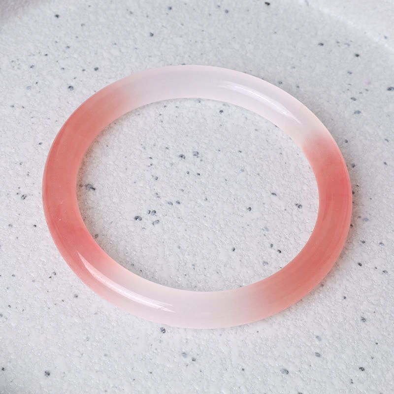 Rosa Jade Armband Armreif auf hellem Untergrund Flachaufnahme Nahaufnahme