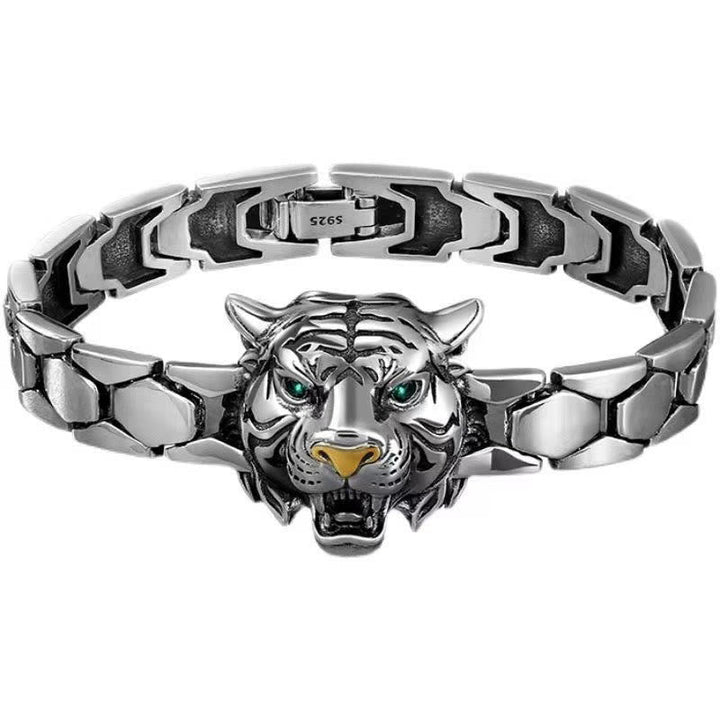 Silbernes Tiger-Armband mit grünen Augen elegantes Metalldesign.