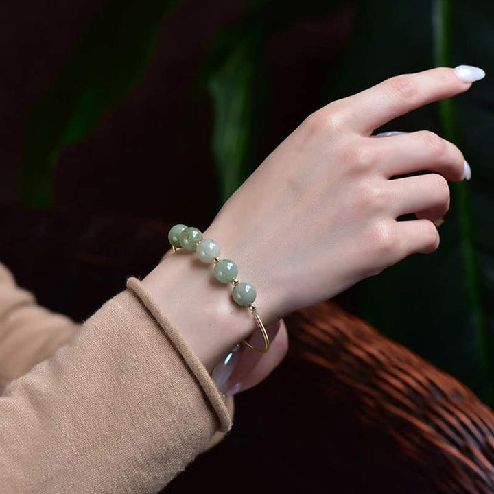 Jadegrünes Armband am Handgelenk getragen, Naturstein Perlen, Glück Fülle