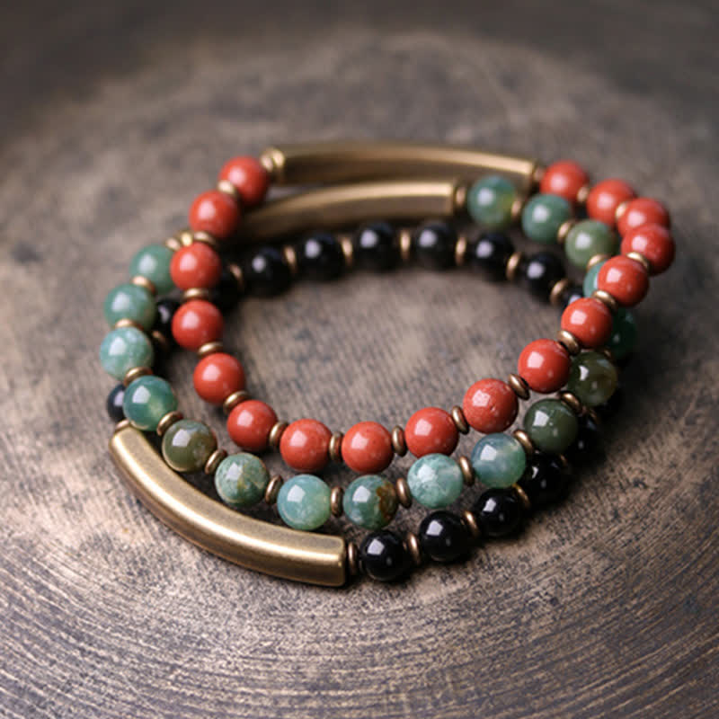 Drei elastische Armbänder mit roten Korallen, grünem Stein und schwarzem Obsidian Kristall.