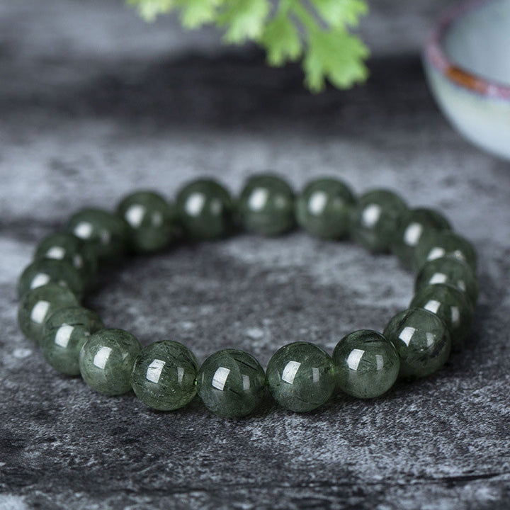 Grünes Kristall Armband Wohlstand & Segen auf Stein Flat Lay
