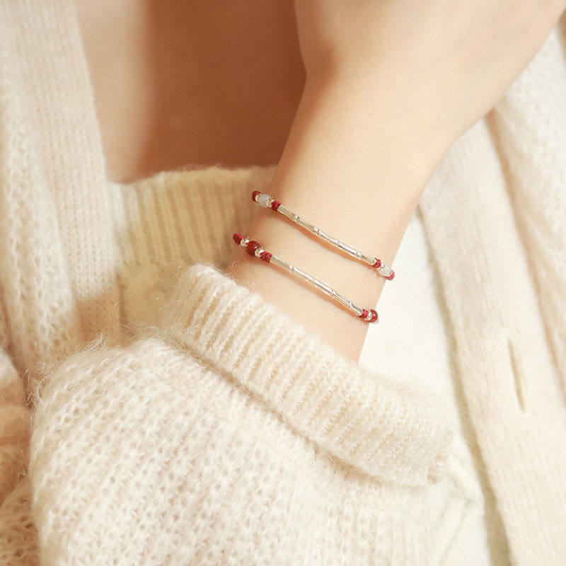 Armband 925 Silber Roter Achat Bambus am Handgelenk getragen Nahaufnahme