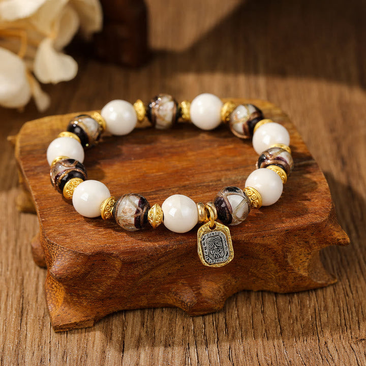 Armband – Schutz & Wohlstand & Balance mit weißen Perlen und goldenem Charm