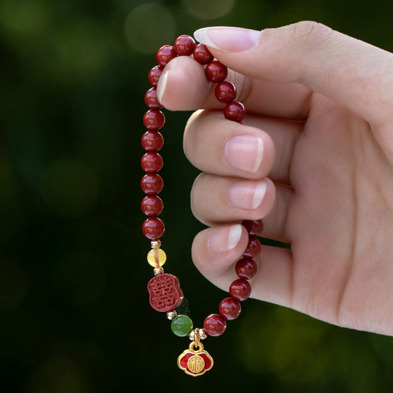 Armband Zinnober – Glück & Ruhe in Hand, rote Perlen Naturstein elastisch getragen