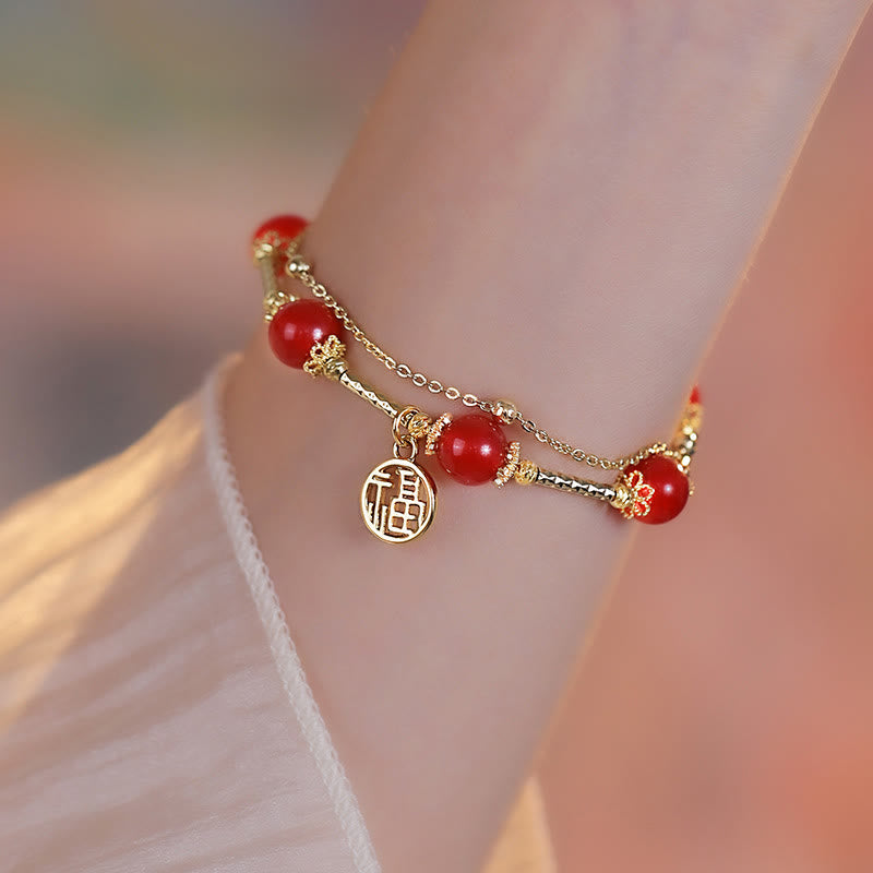 Armband Roter Achat Fu-Zeichen am Handgelenk mit goldenem Charm