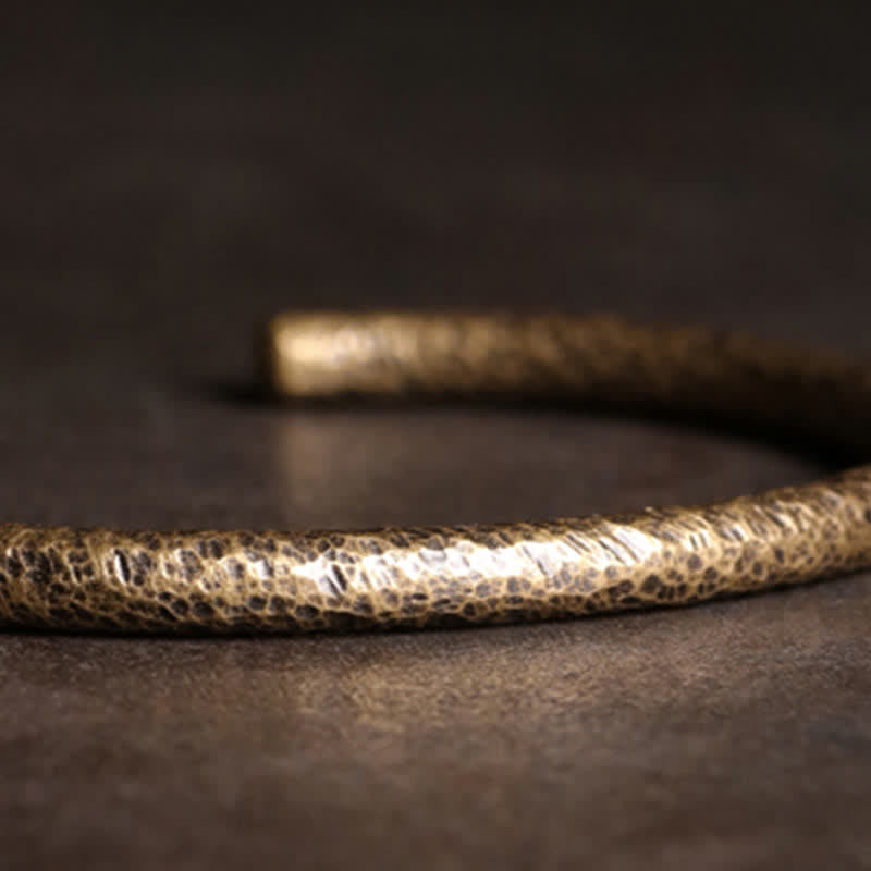 Armband Kupfer Balance Harmonie strukturierte Oberfläche auf dunklem Hintergrund